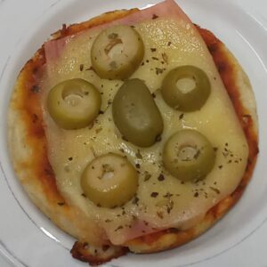 Pizzeta Jamón Queso y Aceitunas